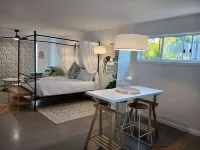 Paradise Palms Bungalow - New Private Studio with easy stroll to surf n sand