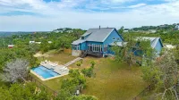 Luxurious Lake Park House: Sleeps 25, Pool, Hot-Tub, Firepit and Game Room! Hotels in Travis County