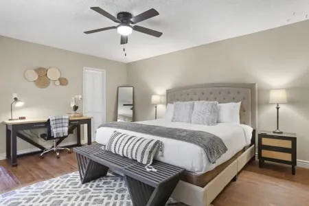 Large Pool, Near State Farm Stdm and Many Entertainment Districts!