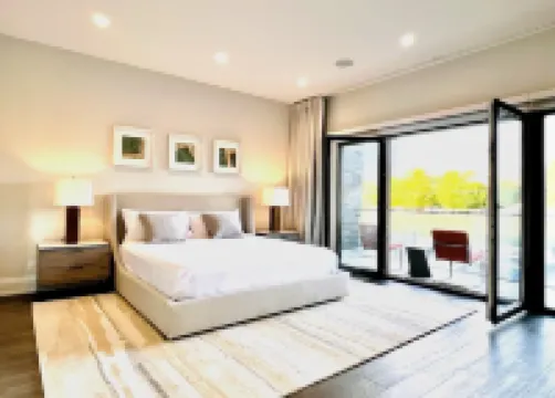 Modern Apartment with Private Rooftop Patio & Free Parking in Downtown Chicago