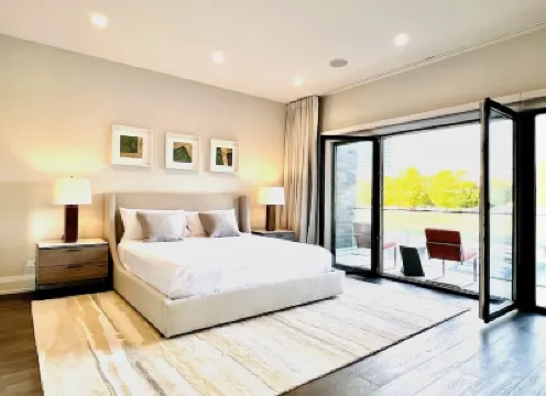 Modern Apartment with Private Rooftop Patio & Free Parking in Downtown Chicago Hotels in 