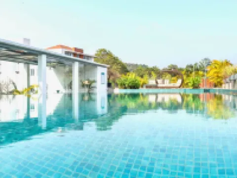 Modern 2bhk w Pool Access 5km to Coco Beach Hotels in Nerul