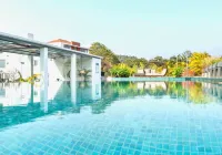 Modern 2bhk w Pool Access 5km to Coco Beach Hotels in Nerul