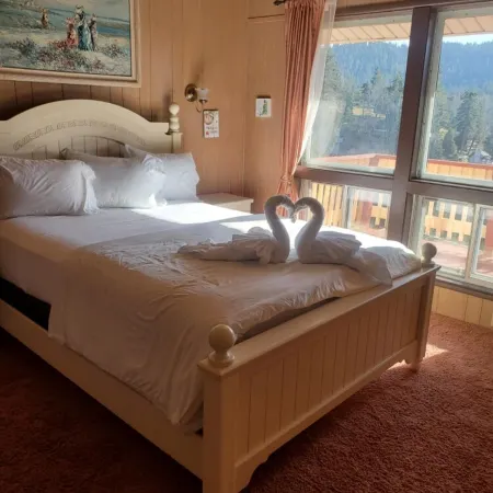 LAKEVIEW CABIN!! AIRCONDITIONED!!  AMPLE PARKING !!