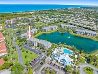 Beautifully renovated top floor condo with lake view, minutes from the beach