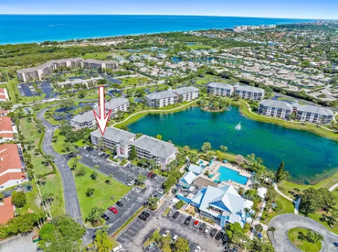 Beautifully renovated top floor condo with lake view, minutes from the beach