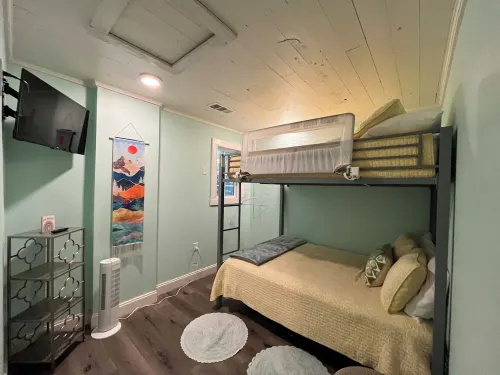 Cozy lake house w/Lake Conroe access- pet friendly!