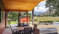 Magnificent view 2-bedroom house in charming Three Rivers with AC, WiFi