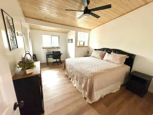 Magnificent view 2-bedroom house in charming Three Rivers with AC, WiFi