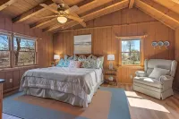Spacious 5-bedroom 3.5 bath log cabin with amazing Lake views and hot tub!