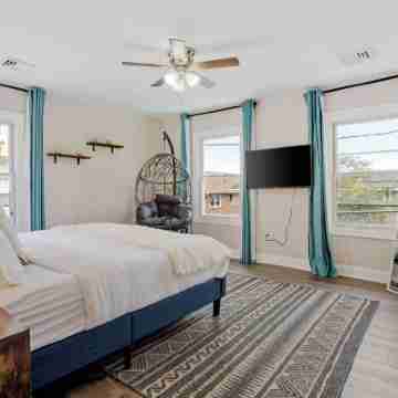 Beautifully Renovated 6BR/2.5BA 2 Blocks to Beach Rooms