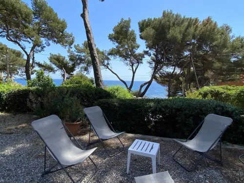 Family villa with superb sea view, facing the beach, like a boat on the water