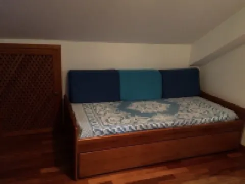 Yellow Attic S. Vincent