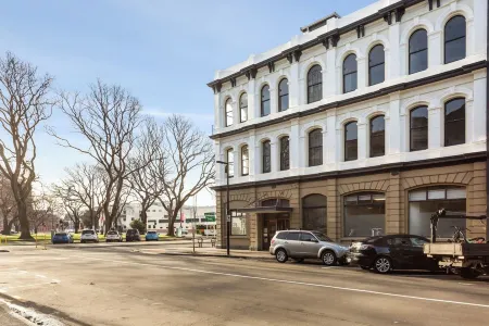 Four Bedrooms Over Looking Queens Gardens Отели рядом с достопримечательностью «Ларнч Касл»