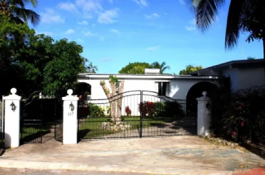Spacious and versatile 3 Bed Villa with private pool on Sunset Crest, Holetown Hotels in 