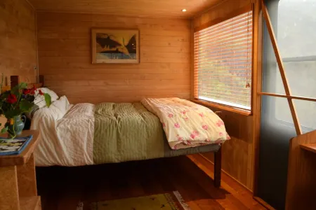 Woody Mamaku Retreat .  Eco stay close to  sea and nature.