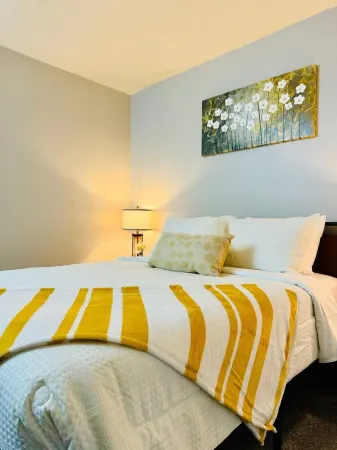 Cozy apartment in superb Monroeville with fitness room, WiFi, AC