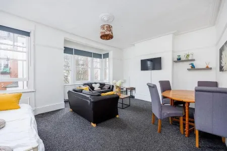 Lovely Staycation! 2Br City Centre Nr High St by Everhome Ltd