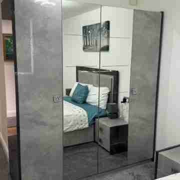 3 Bedroom Flat, Balconies, 2 Bathrooms, Living area & Free Parking near Heathrow Rooms