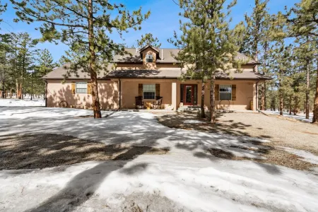 La Hacienda BV: Family-friendly cabin nestled on 2 acres in the woods