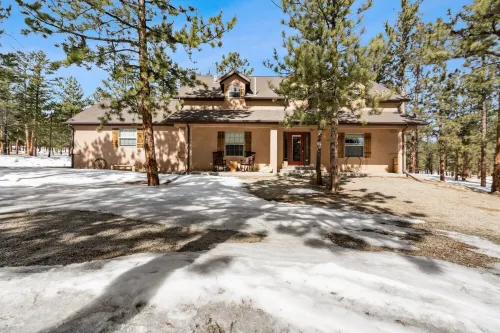 La Hacienda BV: Family-friendly cabin nestled on 2 acres in the woods