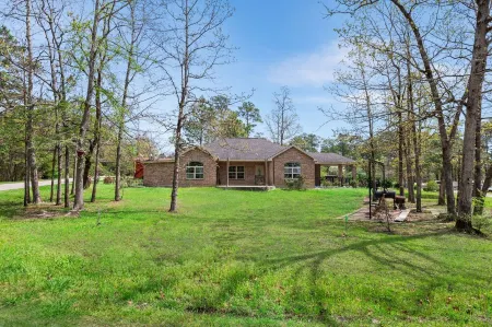 Tremendous Family Home on the Curve! 3-bedrooms close to the lake and amenities