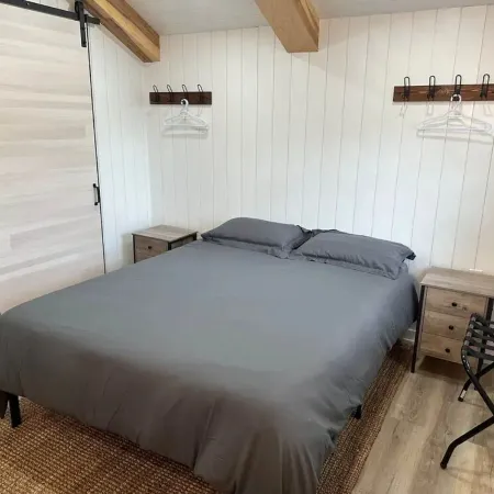 Cozy 2 Person Cabin Отели в г. Иннисфил
