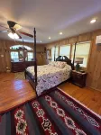 The Cozy Cute Rustic Lodge close to everything. Clean & Spacious- Fire Pit.