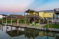 Cheerful "Bay B Shark" 2 bedroom canal front home- 2 min from the beach