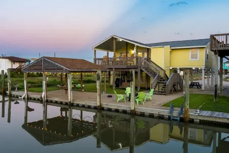 Cheerful "Bay B Shark" 2 bedroom canal front home- 2 min from the beach