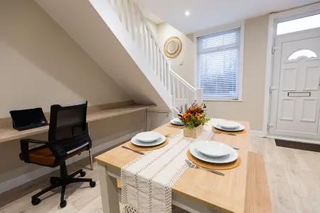 Cosy House in Runcorn: Perfect for Families & Business Travelers! Free Parking Отели в г. Ранкорн