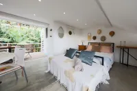 Farol Studio, One step away from the ocean Hotels in Canhas