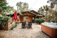 Romantic River Cabin w/ Hot Tub, views, spa bathroom, Close to 2 Yosemite Gates
