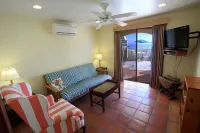 Waterfront 2 Bedroom Cottage, Access to Private Beach