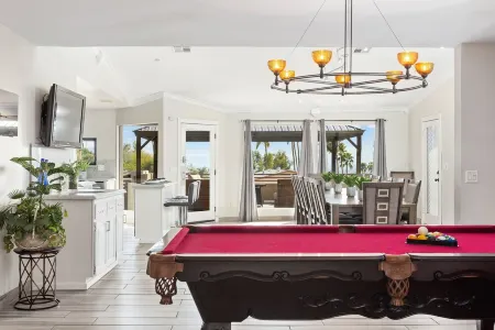 Mountainside Retreat with City Vistas ~ Spa & Pool with heat option Отели рядом с достопримечательностью «Пистева Пик»