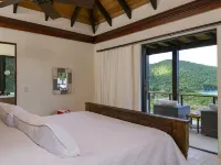 Walk to world famous Maho Bay! Privacy, views, pool, 4 equal king size bedrooms. Hotels in Central