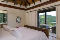 Walk to world famous Maho Bay! Privacy, views, pool, 4 equal king size bedrooms. Hotels in Central