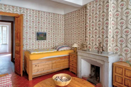 200 year old, large townhouse with romantic patio Отели в г. Сижан