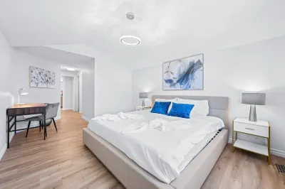 Peaceful - 4 bdrm home with fast WIFI free parking Hotels near North Swing Golf Lounge