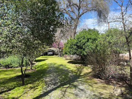 Riverfront Home Near Sequoia National Park with EV Charger. Отели рядом с достопримечательностью «Зона отдыха Слик Рок»