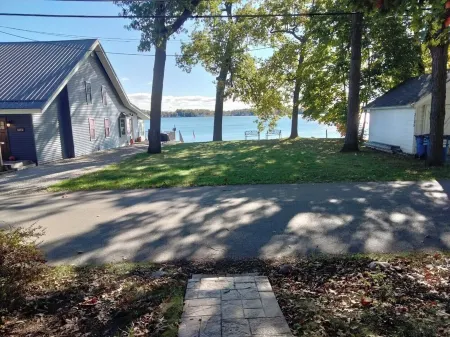 Cozy Cottage on Crooked Lake First Basin Отели рядом с достопримечательностью «Premier Rental-Purchase»