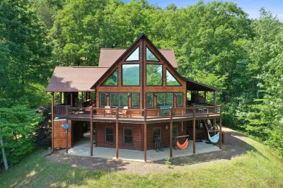 Spacious cabin with breathtaking mountain view! Pet Friendly! Mercier Orchards附近的飯店