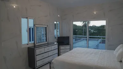 A modern 2-bedroom villa with pool and lounge area Hotels in 