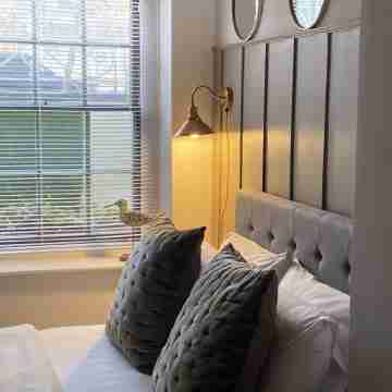 Fab Garden Apt + Outside Space + Free Parking Central Montpellier Cheltenham Rooms