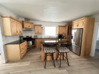 Mountain getaway w/ hot tub & heated garage Các khách sạn ở Crowsnest Pass