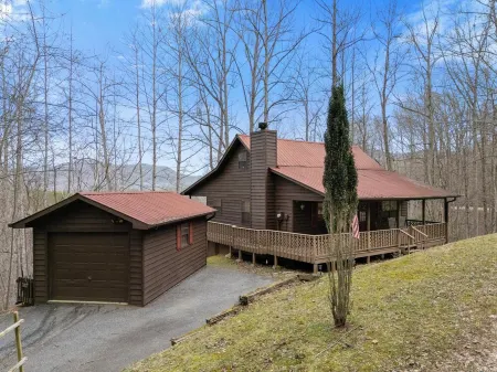 Mountain Views, 3 king beds, ready for Multi Couples get away!!! Fido too!!!