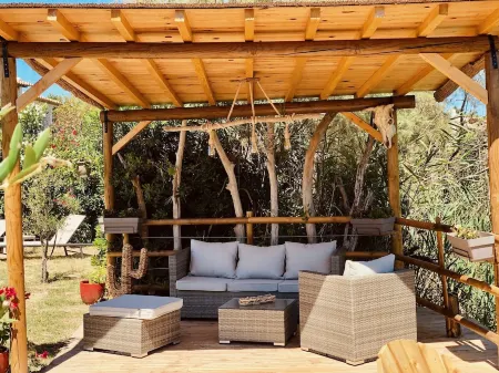 House in Saintes-Maries-de-la-Mer in the Camargue Отели рядом с достопримечательностью «Chateau d'Avignon»