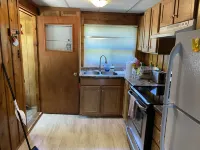 COZY COTTAGE WALKING DISTANCE TO LAKE SIMCOE & FRIDAY HARBOUR Hotels in Cookstown