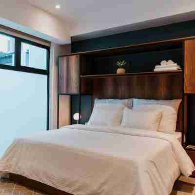 401 - Private Rooftop hot tub & Bbq 2BR Steps from Your Bed Rooms