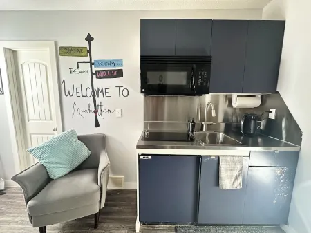 Private/ Pet-friendly Themed Suite with Kitchenette! Fast Wi-Fi, Central Отели рядом с достопримечательностью «Летбриджський університет»